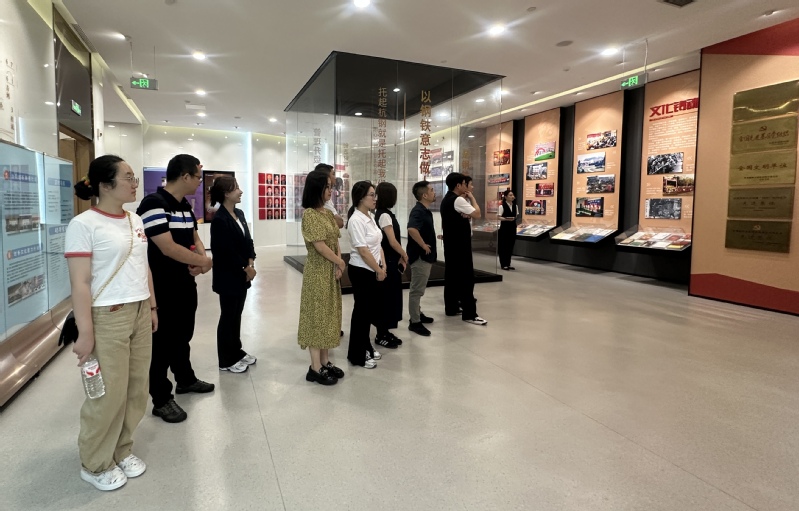 团委党支部赴杭钢文化展示中心开...